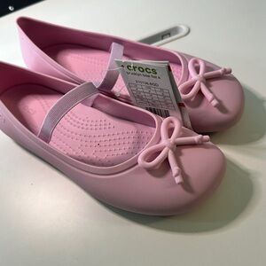 CROCS VIRAL NWT Brooklyn Bow flat size j6 in pink